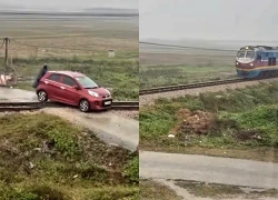 Phút 'thót tim' khi đoàn tàu lao đến gặp ô tô chết máy trên đường ray