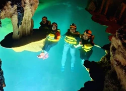 Quá trình hình thành lạ kỳ của cột thạch nhũ treo giữa hồ Lơ Lửng trong lòng hang Thung