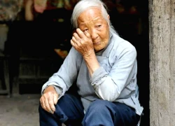 Thiên vị con cả giàu có, bạc đãi con út nghèo khó: Mẹ già nhận quả báo khi bệnh tật ập đến