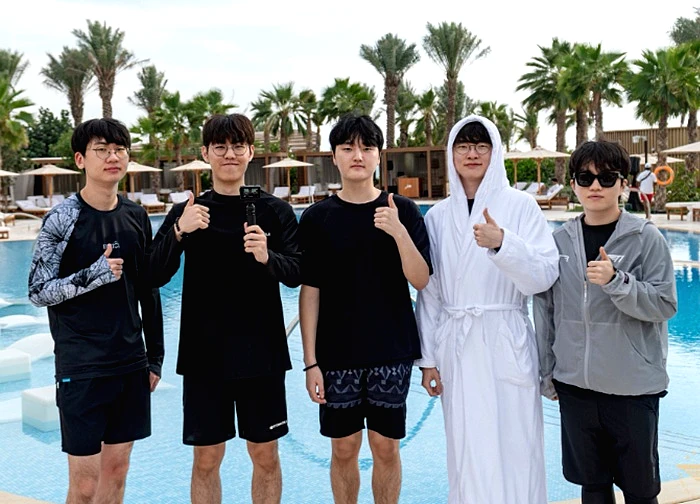 Cộng đồng bùng nổ với màn "chịu chi" dành cho T1