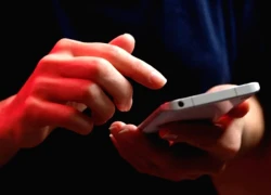 Ly hôn sau 14 năm chung sống vì tin nhắn ngoại tình được 'khóa mật khẩu'