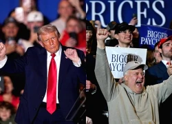 Những người Mỹ bênh vực ông Trump giữa bão giá