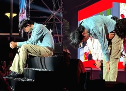 Đen Vâu buồn rầu, cúi gập người