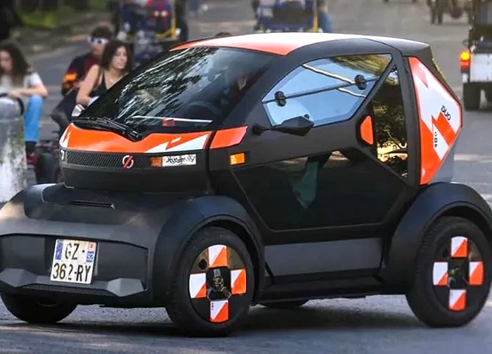 Người chạy xe máy sẽ thích chiếc ô tô siêu nhỏ này