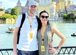 Khách Tây 'nhớ đến cuối đời' khi là vị khách thứ 20 triệu đến Việt Nam