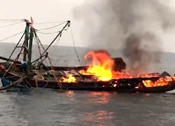 Khẩn trương cứu nạn 55 ngư dân trên tàu cá bị cháy, chìm ở vùng biển Trường Sa