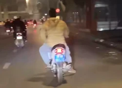 Tài xế đi xe máy biển xanh, không đội mũ bảo hiểm bị người dân ghi hình