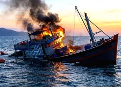 Tàu cá bốc cháy rồi chìm, 55 người nhảy xuống biển