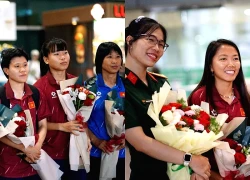Bỏ lại "nỗi đau" trọng tài, ĐT nữ Việt Nam ngẩng cao đầu về nước trong yêu vòng tay yêu thương của người hâm mộ