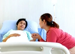 Bị ngã phải nhập viện, tôi quyết định thuê người chăm sóc mà không nhờ con dâu