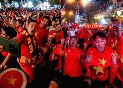 CĐV đổ ra đường ăn mừng chức vô địch SEA Games 33 của U22 Việt Nam