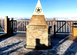 Nhiệt độ giảm xuống 0C, băng trắng xuất hiện trên đỉnh Fansipan