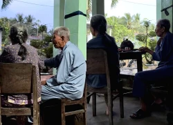 Cặp vợ chồng 96-90 tuổi lan truyền khắp mạng, hạnh phúc giản dị gây xúc động