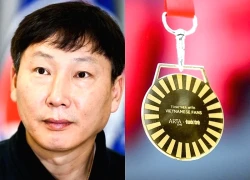 HLV Kim Sang-sik nhận HCV vàng 24K tri ân sau kỳ tích SEA Games 33