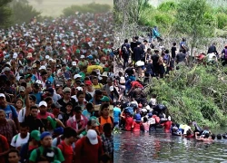 Mỹ lắp phao nổi tăng cường biên giới phía Nam