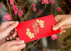 Cậu bé vùng vằng, chê ít thế và đập bao lì xì xuống ghế khi được mừng tuổi