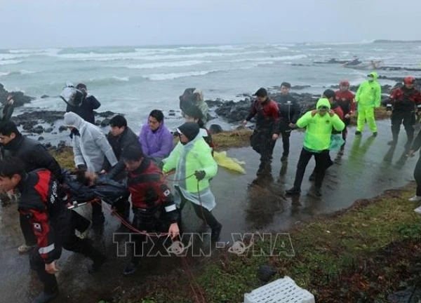 Hàn Quốc: 2 tàu đánh cá mắc cạn ngoài khơi đảo Jeju