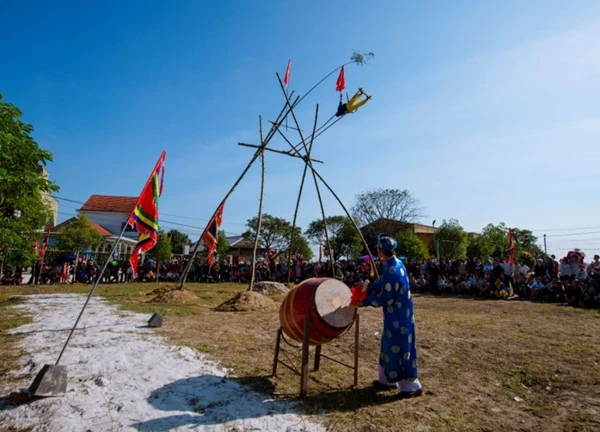 Về Huế tham gia 'đu tiên' đầu Xuân