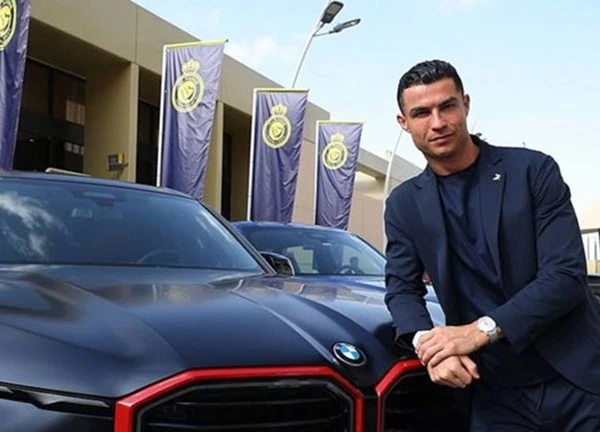 Cristiano Ronaldo tăm tia sedan điện mạnh nhất thế giới