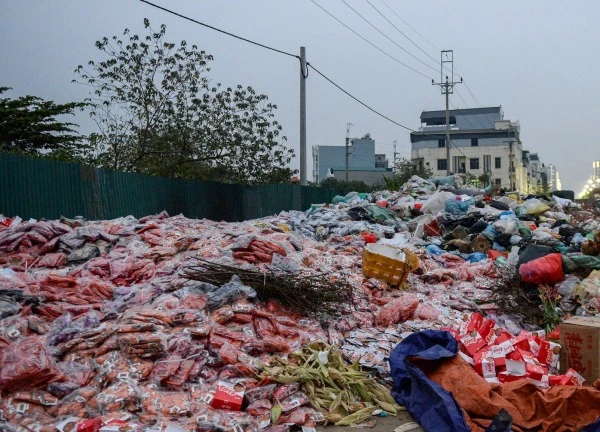 Bánh kẹo, đồ ăn nhanh chất cao "như núi" ở bãi rác xã La Phù