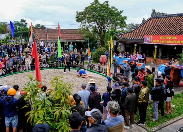 Đầu xuân, về Huế xem hội vật truyền thống làng Thủ Lễ