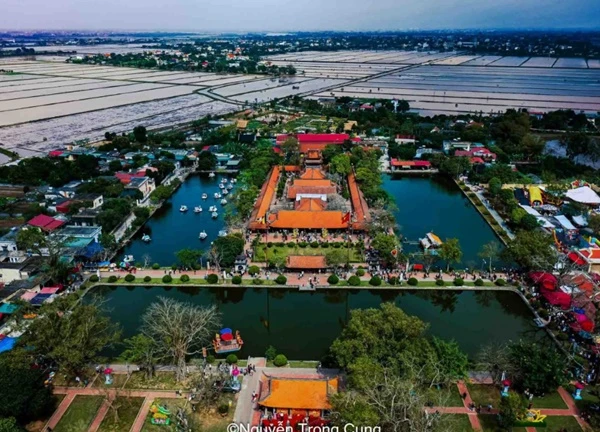 Hàng ngàn người trẩy hội chùa Keo ở Thái Bình