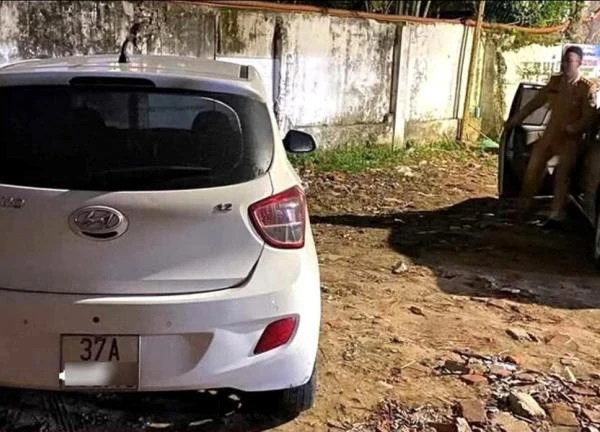 Những dấu hiệu vi phạm trong vụ clip cô gái rơi khỏi ô tô khi xe đang chạy