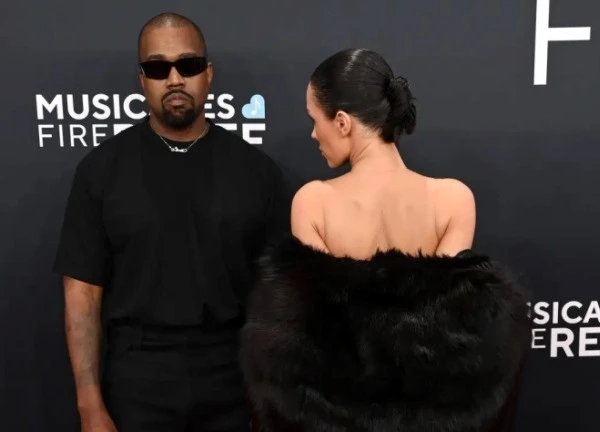 Vợ bị chê cười vì mặc như khỏa thân, Kanye West vẫn gọi đó là "nghệ thuật"