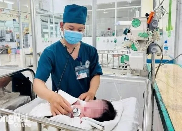 Cứu sống trẻ sơ sinh bị vỡ dạ dày kèm xoắn ruột nguy kịch, hiếm gặp