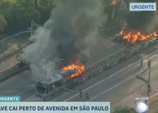 Máy bay rơi trúng xe buýt trên đại lộ đông đúc của Brazil