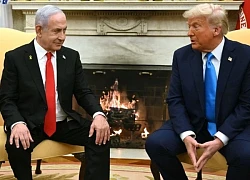 Ông Trump được tặng máy nhắn tin bằng vàng, ca ngợi 'chiến dịch tuyệt vời' của Israel