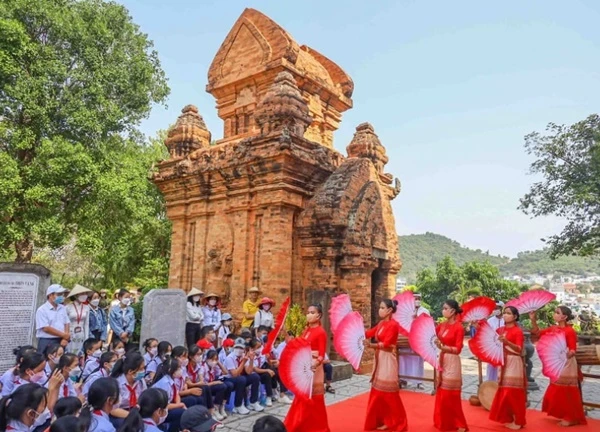 Du lịch tâm linh, lễ hội thu hút đông đảo du khách