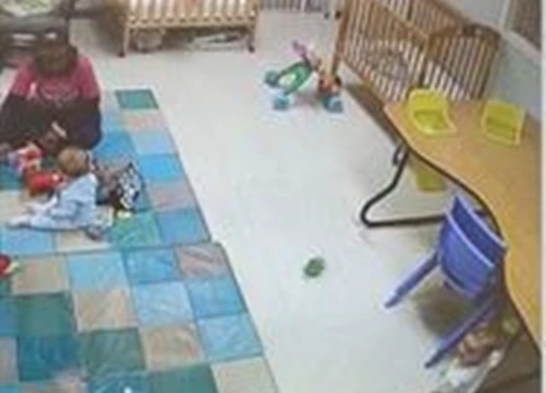 Kiểm tra camera từ nhà trẻ của con gái, bà mẹ chỉ có thể bật khóc nức nở với lý do chưa từng ai nghĩ đến