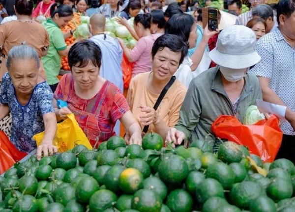 Người dân TPHCM nô nức đi siêu thị 0 đồng ở ngôi chùa Khmer