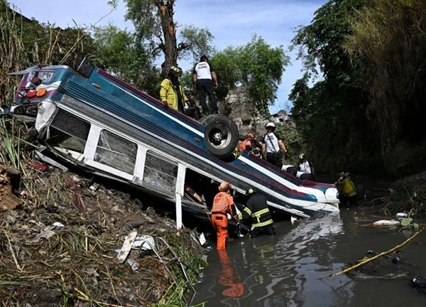 55 người thiệt mạng khi xe buýt lao xuống vực sâu 20 m ở Guatemala