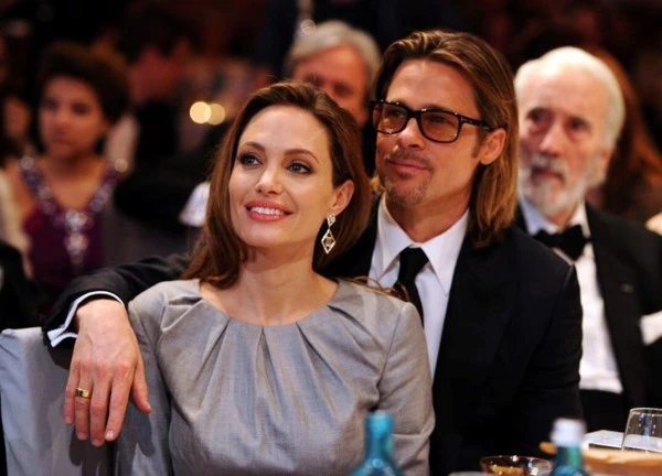 Brad Pitt khoe bộ sưu tập hình xăm liên quan Angelina Jolie