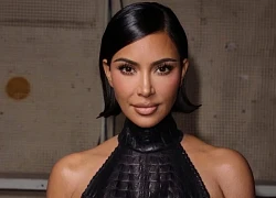 Kim Kardashian lộ ảnh hôn trai lạ trên bãi biển