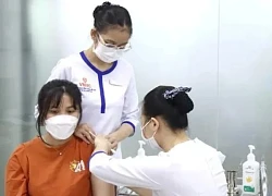 Người dân đổ xô đi tiêm vaccine cúm