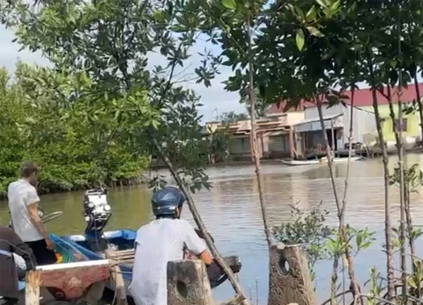 Va chạm vỏ lãi trên sông, bé trai 5 tuổi ở Cà Mau mất tích