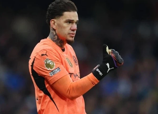 Ederson đi vào lịch sử Premier League