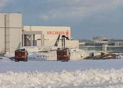 'Bí mật' thiết kế thông minh giúp 80 hành khách thoát chết khi máy bay lật ngửa ở Canada