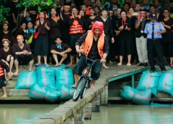 Lần đầu đạp xe qua cầu khỉ khách Tây khiến dân mạng ngỡ ngàng: "Người Việt chẳng mấy ai làm được!"