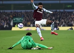 Marcus Rashford nhận 'gạch đá' từ fan Aston Villa