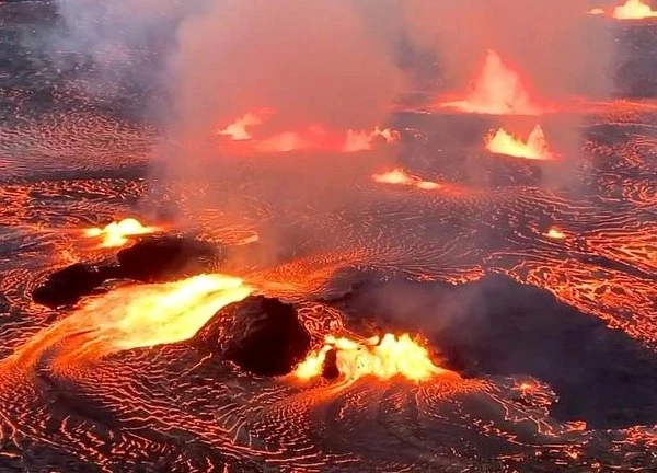 Núi lửa Kilauea lại phun trào dung nham ở Hawaii