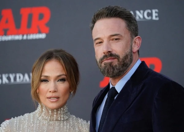 Ben Affleck cởi mở chuyện hẹn hò, Jennifer Lopez tậu nhà 21 triệu USD sau ly hôn