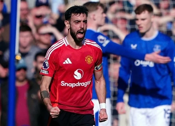 Bruno Fernandes tiết lộ điều bất ngờ sau hiệp 1 trận gặp Everton