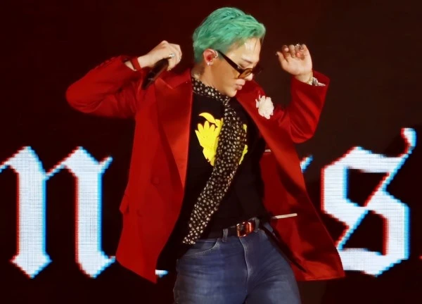 Đám đông im lặng trước sân khấu của G-Dragon?