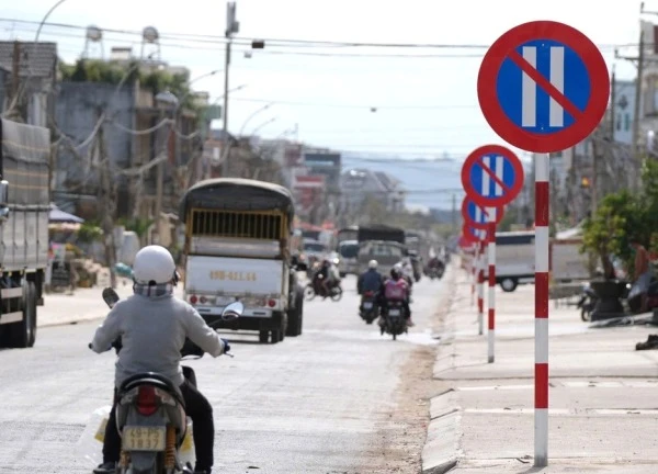 Kỳ lạ 1km đường có... 23 biển báo cấm đỗ xe