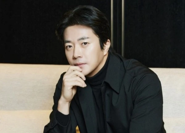 Mỹ nam 'Nấc thang lên thiên đường' Kwon Sang Woo phong độ ở tuổi 49