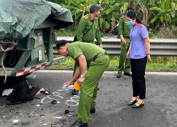 Ô tô tông xe container đậu trên cao tốc Trung Lương - Mỹ Thuận, 1 phụ nữ tử vong